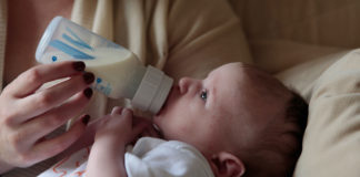 Some-Useful-Tips-to-Warm-Formula-Milk-with-Ease-on-americastrend